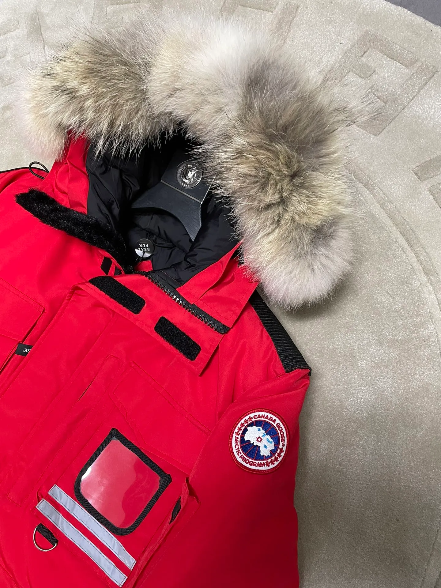 P1060 CANADA GOOES 🇨🇦ⒿⓅⓈ manufactures 10 models of snow curse men and women couples. Factory direct supply: supplying global purchasing agents, micro-business, entities, Tmall, high-end stalls and studio cooperation, free shipping! There are 10 types of Canada Goose Snow Mantra parkas for men and women, the Rolls-Royce of down jackets. ➖ Industry-leading anti-counterfeiting chip sensing. ➖ Imported Behringer embroidery machines and customized embroidery labels, the highest level and industry leading. ➖ Imported Korean 21-count polyester-cotton blended original fabric, TC85 waterproof coated fabric, water-repellent, windproof and wear-resistant. ➖ The new national standard 90 white duck down has an average down filling of 300 grams. The amount of down filling is industry-leading. ➖ 100% nylon lining with double double-layer sealing design to prevent velvet running, and seamless thread design on the cuffs! ➖ Yoshida YKK provides original factory-customized electroplated sliders. YKK two-way lockable zippers are tight and smooth and do not peel off paint. ➖ 3M composite Velcro is durable and the accessories and hardware are all custom-made. Note: Our copywriting is only simple and clear. Instead of bragging about the copywriting, it is better to compare and understand with samples. Only for the purest goose, the most dedicated, the most professional, the highest quality, the highest cost performance! SIZE:XS-XXL [with size chart]
